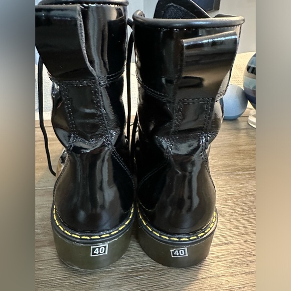 Woman’s Black Patent Leather Laced Boots - Size 40 - Picture 3 of 15
